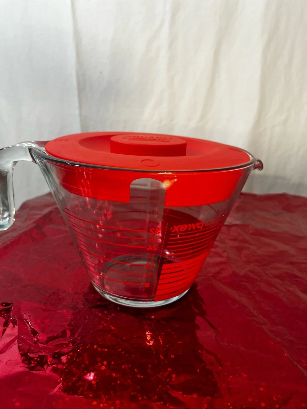 Pyrex Glass Measuring Cup with Red Accents 4 cups/one liter with plastic lid